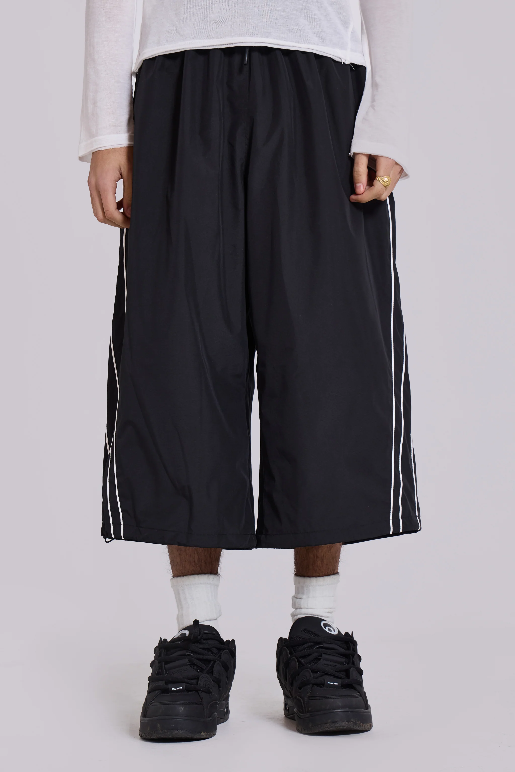 Black Vapor 3/4 Shorts - Image 4